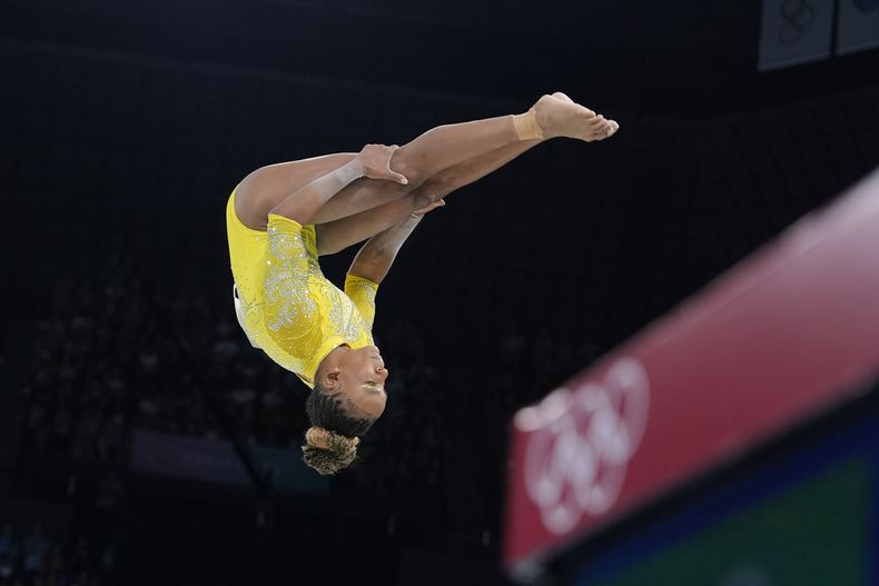 La brasileña Rebeca Andrade realiza su rutina en la viga de equilibrio durante el concurso individual de la gimnasia olímpica en París, el jueves 1 de agosto de 2024 (AP Foto/Charlie Riedel)