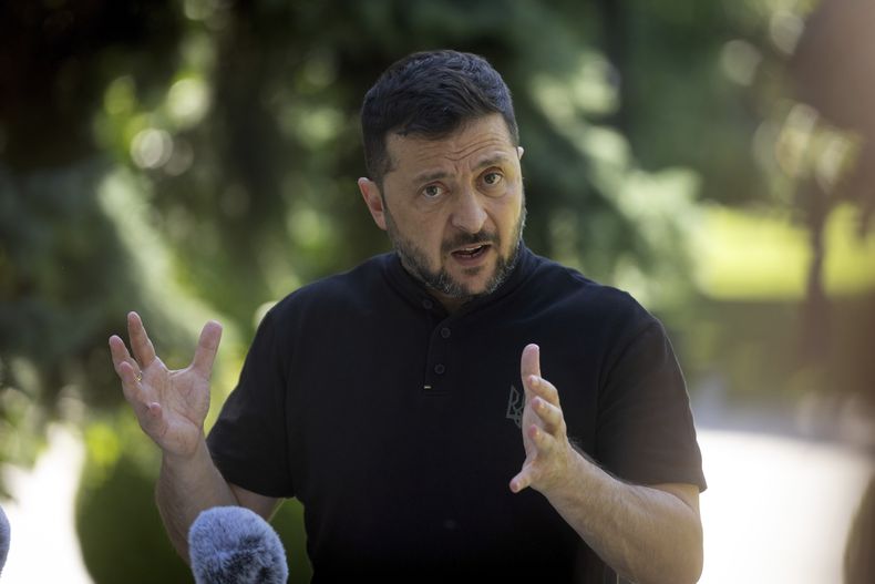 El presidente ucraniano Volodymyr Zelenskyy habla durante su conferencia de prensa en Kiev, Ucrania, el viernes 29 de agosto de 2025. (AP Foto/Efrem Lukatsky)