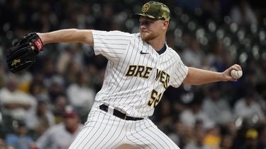 Bauer y Cerveceros vencen a Nacionales pese a triple play