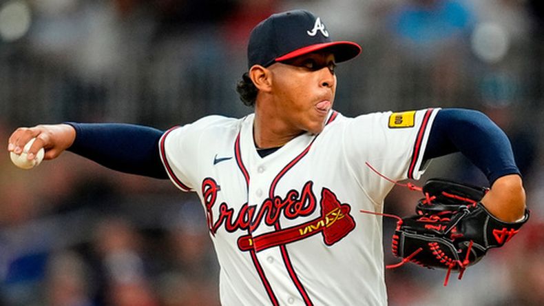 El colombiano Didier Fuentes, de los Bravos de Atlanta, labora en el sexto inning del juego del martes 12 de mayo de 2026, ante los Cachorros de Chicago (AP Foto/Mike Stewart)