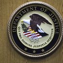 ARCHIVO - El logo del Departamento de Justicia es exhibido en un podio durante una conferencia de prensa, el 30 de septiembre de 2010, en Filadelfia. (AP Foto/Matt Slocum, archivo)