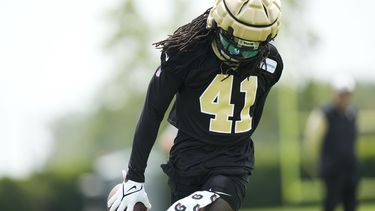 Alvin Kamara, corredor de los Saints de Nueva Orleáns, entrena en Metairie, Luisiana, el jueves 15 de junio de 2023 (AP Foto/Gerald Herbert)