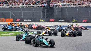 El italiano Andrea Kimi Antonelli, de la escudería Mercedes, al frente del grupo de autos al inicio del Gran Premio de Baréin el domingo 4 de octubre del 2026. (AP Foto/Vincent Thian)