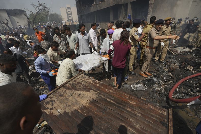 Rescatistas trabajan en el lugar donde se estrelló un avión en la ciudad noroccidental de Ahmedabad, en el estado de Gujarat, India, el jueves 12 de junio de 2025. (AP Foto/Ajit Solanki)