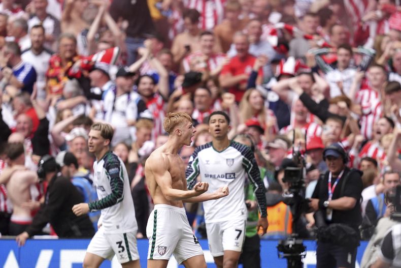 Tom Watson, del Sunderland, celebra el segundo gol de su equipo durante la final del play off del Sky Bet Championship entre el Sheffield United y el Sunderland, en el estadio de Wembley, Londres, el sábado 24 de mayo de 2025. (John Walton/PA vía AP)