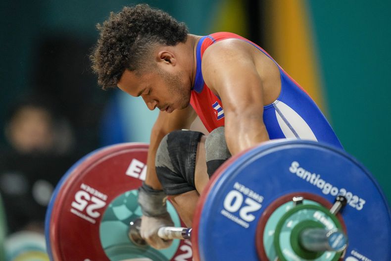 El cubano Arley Calderón se concentra antes de competir en la división de 61 kg para hombres de los Juegos Panamericanos en Santiago, Chile, el sábado 21 de octubre de 2023. (AP Foto/Moisés Castillo)