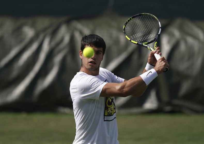 Carlos Alcaraz entrena en el All England Lawn Tennis en Wimbledon, Inglaterra, el sábado 1 de julio de 2023. El torneo de Wimbledon inicia el lunes. (John Walton/PA vía AP)