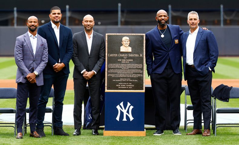 Chris Young, Dellin Betances, Derek Jeter, CC Sabathia y Andy Pettitte posan durante la ceremonia de inducción de Sabathia al Monument Park antes de un partido de béisbol entre los Yankees de Nueva York y los Orioles de Baltimore, el 25 de septiembre de 2026, en Nueva York. (Foto AP/Noah K. Murray)