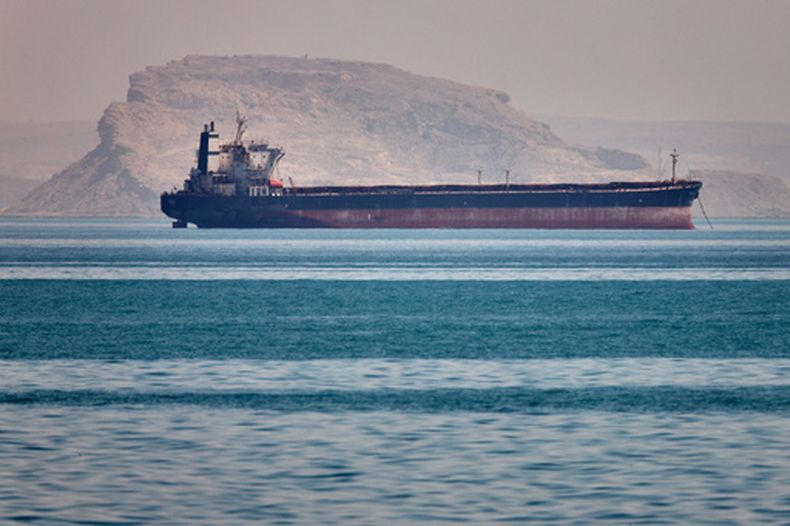 Un carguero se ve fondeado en el estrecho de Ormuz cerca de Bandar Abbas, Irán, el sábado 2 de mayo de 2026.(Amirhosein Khorgooi/ISNA via AP)