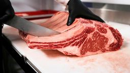 ARCHIVO - Raul Rubero, carnicero de la carnicería Deep Cuts, corta porciones individuales de filetes con hueso, el miércoles 27 de agosto de 2025, en Dallas. (AP Foto/Tony Gutierrez, archivo)