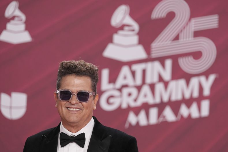 Carlos Vives llega a la 25a entrega del Latin Grammy el jueves 14 de noviembre de 2024, en Miami. (Foto AP/Rebecca Blackwell)