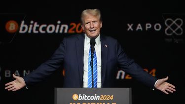 ARCHIVO - El entonces expresidente Donald Trump habla en la Conferencia Bitcoin 2024, el 27 de julio de 2024, en Nashville, Tennessee. (AP foto/Mark Humphrey, archivo)