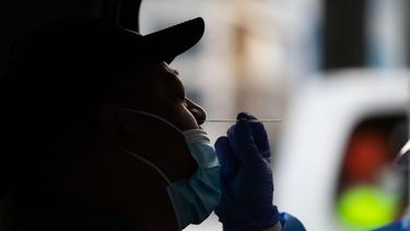 esto es lo que debes hacer para reducir el riesgo de contraer covid-19 en las fiestas navidenas