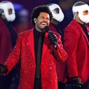 ARCHIVO - The Weeknd actúa durante el espectáculo de medio tiempo del Super Bowl 55 de la NFL entre los Chiefs de Kansas City y los Buccaneers de Tampa Bay, el 7 de febrero de 2021, en Tampa, Florida. (Foto AP/Ashley Landis, archivo)