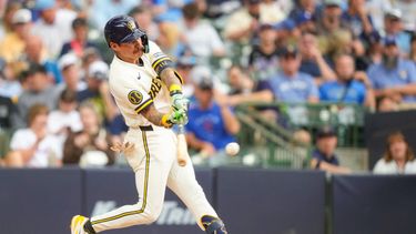 Joey Ortiz, de los Cerveceros de Milwaukee, batea un doble automático durante la sexta entrada del juego de béisbol de Grandes Ligas contra los Mets de Nueva York, el miércoles 22 de julio de 2026, en Milwaukee. (AP Foto/Kayla Wolf)