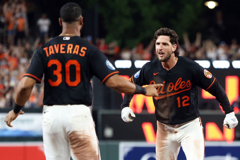 Dylan Beavers, de los Orioles de Baltimore, festeja con el dominicano Leody Taveras, tras pegar un sencillo productor en el noveno inning del juego del sábado 25 de julio de 2026 ante los Bravos de Atlanta (AP Foto/Daniel Kucin Jr.)