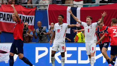 El noruego Erling Haaland (9), y los ingleses Jude Bellingham (10) y Elliot Anderson (8) reaccionan tras el gol del noruego Torbjoern Heggem (17) que fue anulado en los cuartos de final del Mundial, el sábado 11 de julio de 2026, en Miami Gardens, Florida. (AP Foto/Chris Carlson)