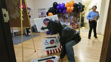 Trabajadores electorales retiran los carteles electorales mientras cierran el centro de votación y entrega de papeletas en el Echo Park Recreation Center el martes 5 de noviembre de 2024, en Los Ángeles. (AP Foto/Damian Dovarganes)