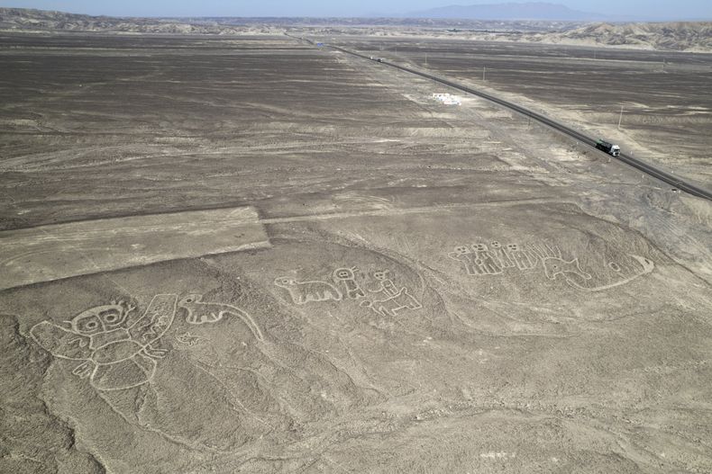 ARCHIVO - Los geoglifos conocidos como Líneas de Nazca son visibles junto a la Carretera Panamericana en La Pampa de Nazca, Perú, el 17 de mayo de 2023. (Foto AP/Martín Mejía, Archivo)
