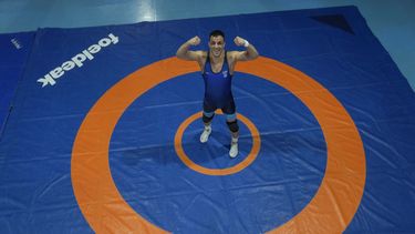 El luchador Iman Mahdavi, integrante del equipo de refugiados para los Juegos Olímpicos de París 2024, posa en un gimnasio en Pioltello, Italia, el 28 de febrero de 2024. (AP Foto/Luca Bruno)