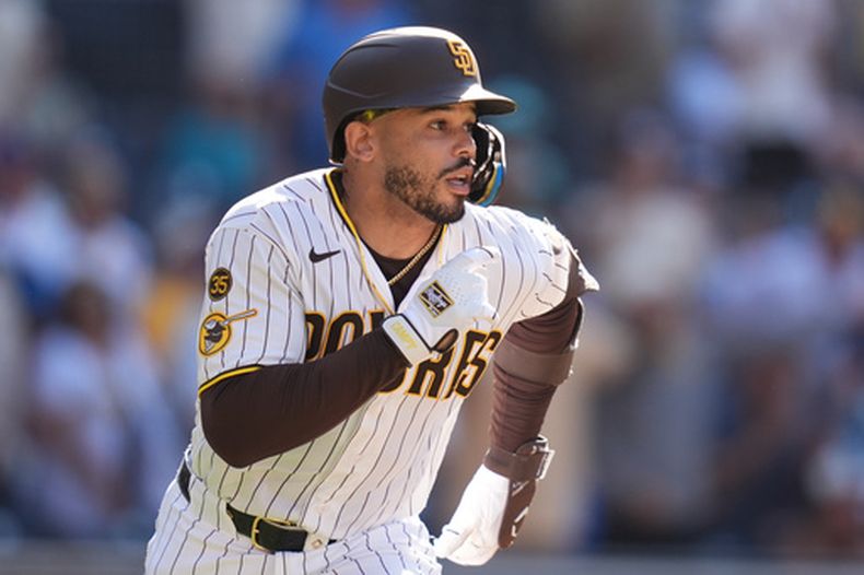 El dominicano Luis Campusano, de los Padres de San Diego, corre luego de conectar un sencillo que significó la victoria sobre los Cerveceros de Milwaukee, el miércoles 12 de agosto de 2026 (AP Foto/Gregory Bull)
