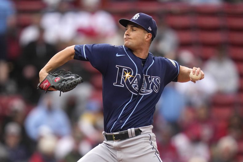 El abridor de los Rays de Tampa Bay Shane McClanahan lanza en el cuarto episodio del juego ante los Medias Rojas de Boston el lunes 5 de junio del 2023. (AP Foto/Charles Krupa)