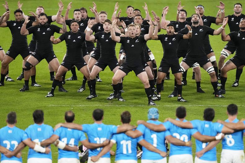 ARCHIVO - Los jugadores de la selección neozelandesa de rugby realizan una haka antes del partido ane Uruguay, en Lyon, Francia, el 5 de octubre de 2023 (AP Foto/Pavel Golovkin, archivo)