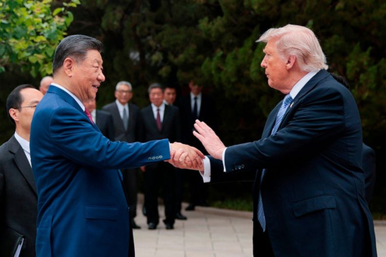 ARCHIVO - El presidente de Estados Unidos, Donald Trump (derecha), estrecha la mano de su homólogo chino, Xi Jinping, tras una visita a los jardines Zhongnanhai, en Beijing, el 15 de mayo de 2026. (Evan Vucci/Pool Foto vía AP, archivo)