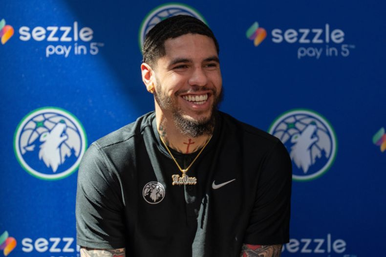 El base recién adquirido por los Timberwolves de Minnesota, LaMelo Ball, se ríe durante una conferencia de prensa de presentación en el Target Center en Minneapolis, el martes 14 de julio de 2026. (Alex Kormann/Minnesota Star Tribune vía AP)