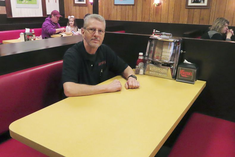 Ron Stark, copropietario de Holstens, la heladería y restaurante de Bloomfield Nueva Jersey donde se filmó la escena final de la serie de televisión The Sopranos, sentado el 5 de marzo de 2024 en una recreación del gabinete donde Tony Soprano tuvo su escena final. El día anterior, la mesa original utilizado en la serie se vendió en una subasta en línea por 82.600 dólares a un comprador anonimo. (Foto AP/Wayne Parry)