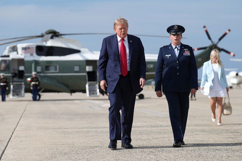 El presidente de Estados Unidos, Donald Trump, izquierda, sale del Marine One para abordar el Air Force One, el viernes 21 de agosto de 2026, en la Base Conjunta Andrews, Maryland, de camino a Carolina del Sur. (AP Foto/Jacquelyn Martin)