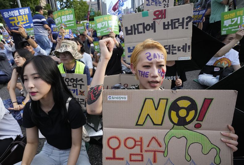 Manifestación para exigir que Japón detenga la liberación al mar de agua radiactiva de la planta de energía nuclear de Fukushima en Seúl, Corea del Sur, el 2 de septiembre de 2023. (Foto AP/Ahn Young-joon)