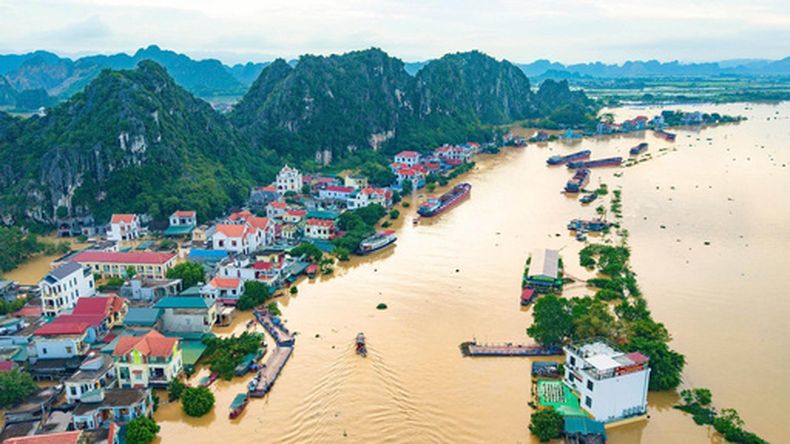 Una imagen aérea muestra casas sumergidas por las inundaciones tras varios días de lluvia en la provincia de Ninh Binh, Vietnam, el viernes 18 de septiembre de 2026. (Thuy Dung/VNA vía AP)