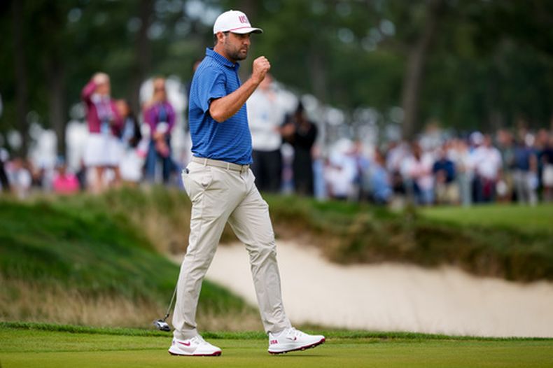 Scottie Scheffler, del equipo de Estados Unidos, reacciona tras embocar su putt de birdie en el primer hoyo frente al equipo Internacional durante el primer partido de four-ball de la Copa Presidentes de golf en el Club de Campo Medinah, el 24 de septiembre de 2026, en Medinah, Illinois. (Foto AP/Matt Slocum)