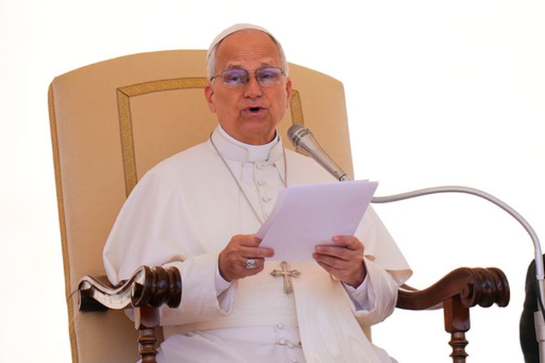 El papa León XIV, durante su audiencia general en la plaza de San Pedro del Vaticano, el 29 de abril de 2026. (AP Foto/Alessandra Tarantino)