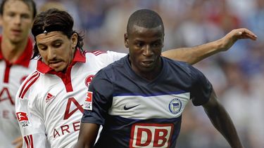 americateve | El futbolista colombiano del Hertha Berlin, Adri&aacute;n Ramos, al frente, controla el bal&oacute;n en un partido contra Nuremberg el 6 de agosto de 2011. Ramos fue fichado por el Borussia Dortmund el mi&eacute;rcoles, 9 de abril de 2014. (AP Photo/Micha
