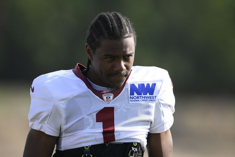 ARCHIVO - Foto lunes 29 de julio del 2024, el receptor de los Commanders de Washington Jahan Dotson trabaja durante durante el campamento de entrenamiento. El jueves 22 de agosto del 2024, envían a Dotson a los Eagles. (AP Foto/Nick Wass, Archivo)