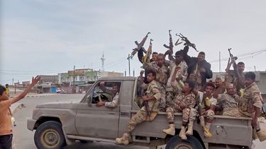 Esta imagen tomada de un video sin fecha publicado por la televisora Al-Masirah, propiedad de los rebeldes hutíes de Yemen, el viernes 11 de septiembre de 2026, muestra, según el canal, combatientes hutíes cantando sobre una camioneta en Khawkhah, en la provincia de Hodeida, Yemen. (Al-Masirah TV via AP)