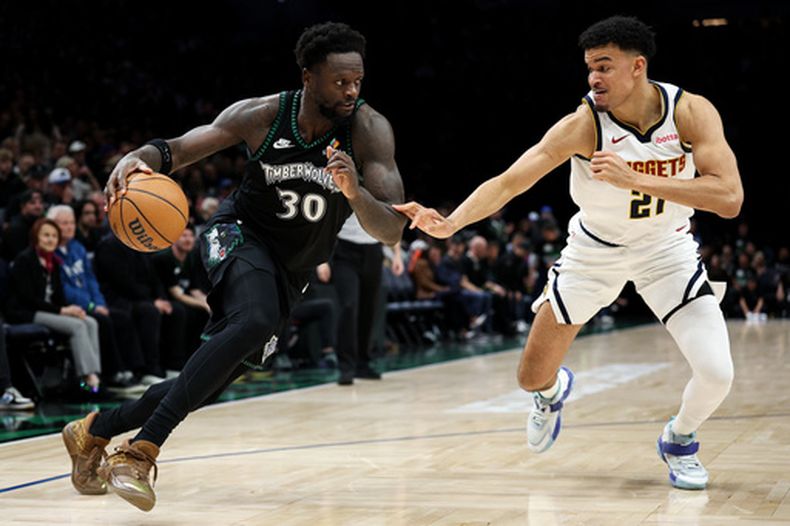 El alero de los Timberwolves de Minnesota Julius Randle supera al alero de los Nuggets de Denver Spencer Jones en el juego 6 de la primera ronda de los playoffs el jueves 30 de abril del 2026. (AP Foto/Matt Krohn)