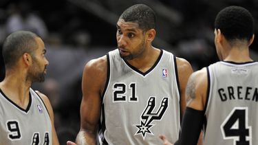 americateve | Tim Duncan, centro, habla con sus compa&ntilde;eros Tony Parker, izquierda, y Danny Green, de los Spurs de San Antonio, en la segunda mitad del partido de NBA ante los Rockets de Hpuston el s&aacute;bado 30 de noviembre de 2013, en San Antonio. Houston ga