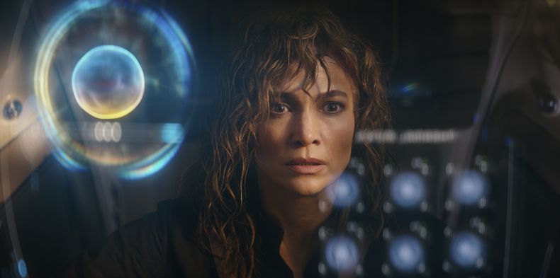 En esta imagen proporcionada por Netflix, Jennifer Lopez en una escena de Atlas. (Netflix vía AP)