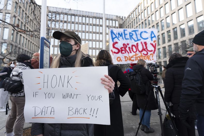 Manifestantes sostienen letreros durante un mitin frente a la Oficina de Administración de Personal, el lunes 3 de febrero de 2025, en Washington. (AP Foto/Manuel Balce Ceneta)