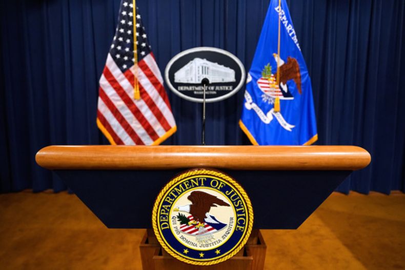 ARCHIVO – El logotipo del Departamento de Justicia de Estados Unidos en un podio antes de una conferencia de prensa, el 6 de mayo de 2025, en la sede del organismo, en Washington. (AP Foto/Julia Demaree Nikhinson, Archivo)