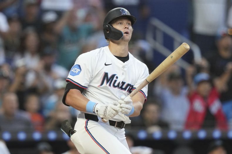 Kyle Stowers, de los Marlins de Miami, conecta un sencillo para definir el juego ante los Piratas de Pittsburgh, el jueves 27 de marzo de 2027 (AP Foto/Lynne Sladky)