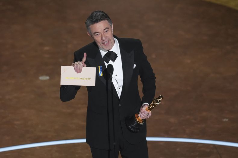 Peter Straughan acepta el premio al mejor guion adaptado por Conclave durante la ceremonia de los Oscar el domingo 2 de marzo de 2025 en el Dolby Theatre de Los Ángeles. (Foto AP/Chris Pizzello)