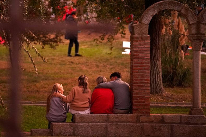 Varias personas que buscan a familiares que viajaban en los trenes accidentados en el centro de España, en una residencia religiosa convertida en centro de atención temporal para los afectados, en Toledo, España, el 29 de octubre de 2026. (AP Foto/Andrea Comas)