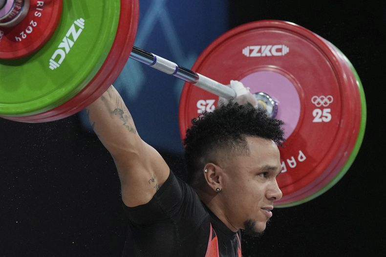 El colombiano Luis Mosquera compite en la categoría de 73 kg de la halterofilia en los Juegos Olímpicos, el jueves 8 de agosto de 2024, en París. (AP Foto/Kin Cheung)