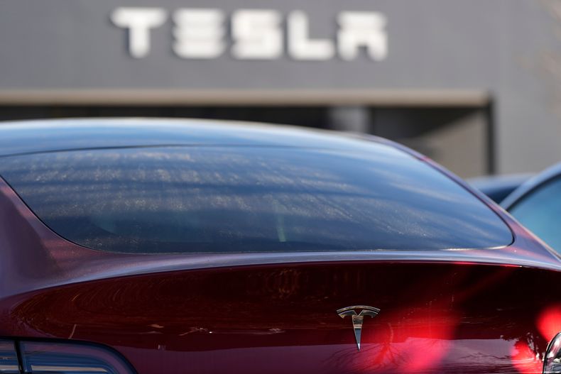 ARCHIVO – Un Modelo Y de Tesla y otros vehículos de la empresa en un concesionario, el miércoles 19 de marzo de 2025, en Kennesaw, Georgia. (AP Foto/Mike Stewart, Archivo)
