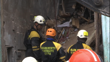rescatistas extraen un tercer cuerpo sin vida del edificio que se derrumbo en la habana