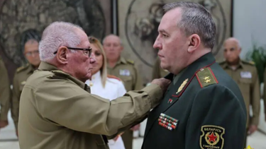 el jefe del ejercito de bielorrusia, condecorado por la dictadura cubana en medio de invasion a ucrania
